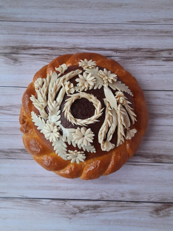 Коровай з гербом та прапором України випікають на Чернігівщині (Фото)