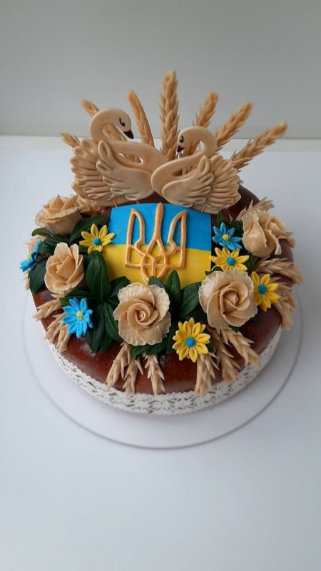 Коровай з гербом та прапором України випікають на Чернігівщині (Фото)