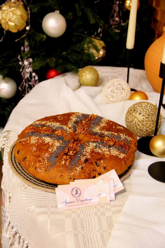 Коровай з гербом та прапором України випікають на Чернігівщині (Фото)