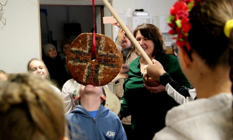 Коровай з гербом та прапором України випікають на Чернігівщині (Фото)