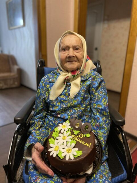 Має велику родину та вчить вірші, щоб тренувати пам’ять: на Чернігівщині живе 100-річна бабуся