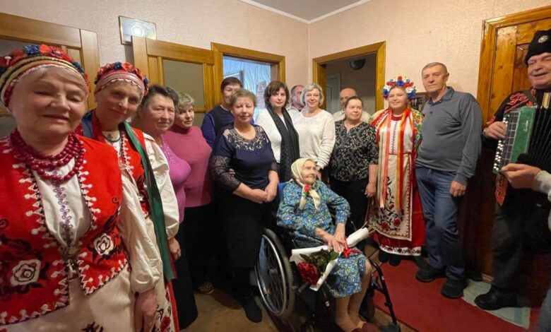 Має велику родину та вчить вірші, щоб тренувати пам’ять: на Чернігівщині живе 100-річна бабуся