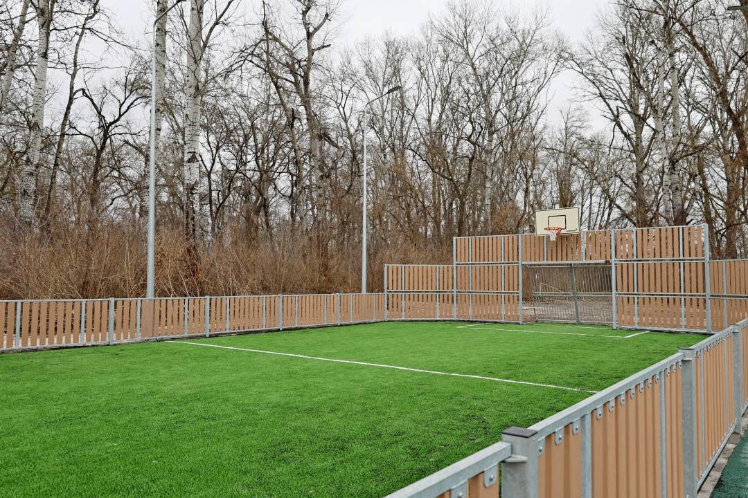 Мультиспортивну арену з тренажерами встановлено в Чернігові завдяки міжнародному партнерству