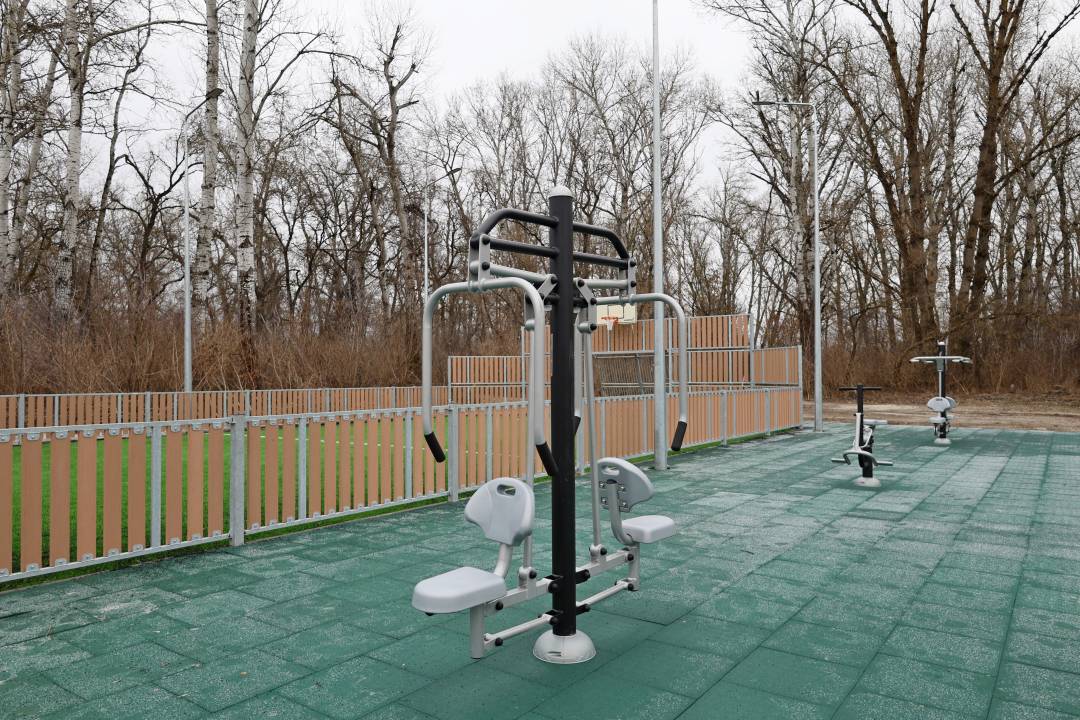 Мультиспортивну арену з тренажерами встановлено в Чернігові завдяки міжнародному партнерству