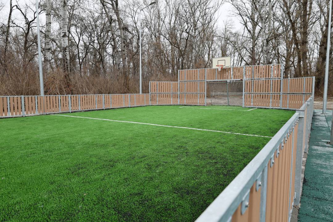 Мультиспортивну арену з тренажерами встановлено в Чернігові завдяки міжнародному партнерству