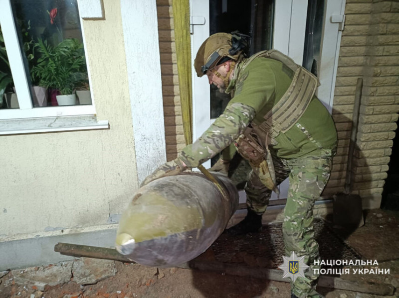 На Чернігівщині на подвір’ї будинку виявили бойову частину ворожої ракети (Фото)