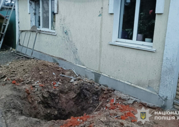 На Чернігівщині на подвір’ї будинку виявили бойову частину ворожої ракети (Фото) На Чернігівщині на подвір’ї будинку виявили бойову частину ворожої ракети (Фото)