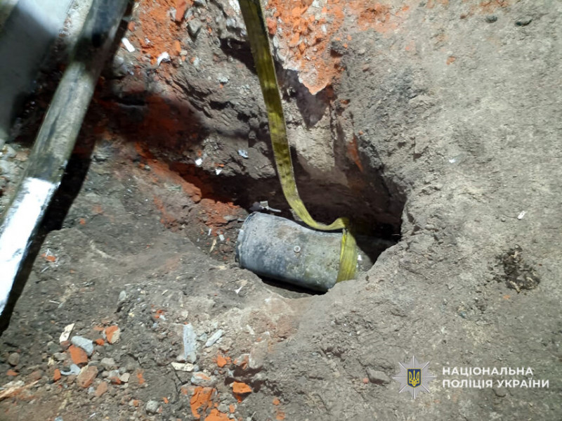На Чернігівщині на подвір’ї будинку виявили бойову частину ворожої ракети (Фото)