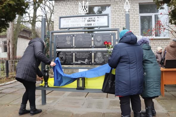 На Чернігівщині відкрили меморіальний знак на честь п’ятьох полеглих Героїв