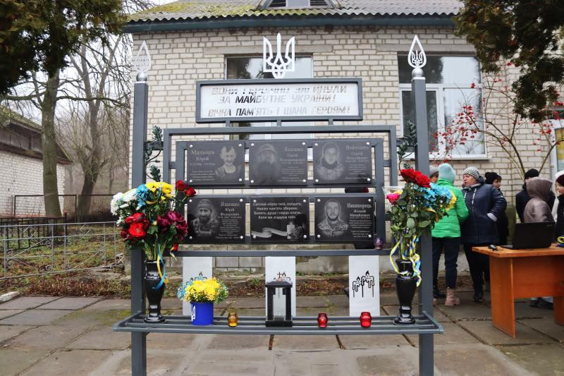На Чернігівщині відкрили меморіальний знак на честь п’ятьох полеглих Героїв
