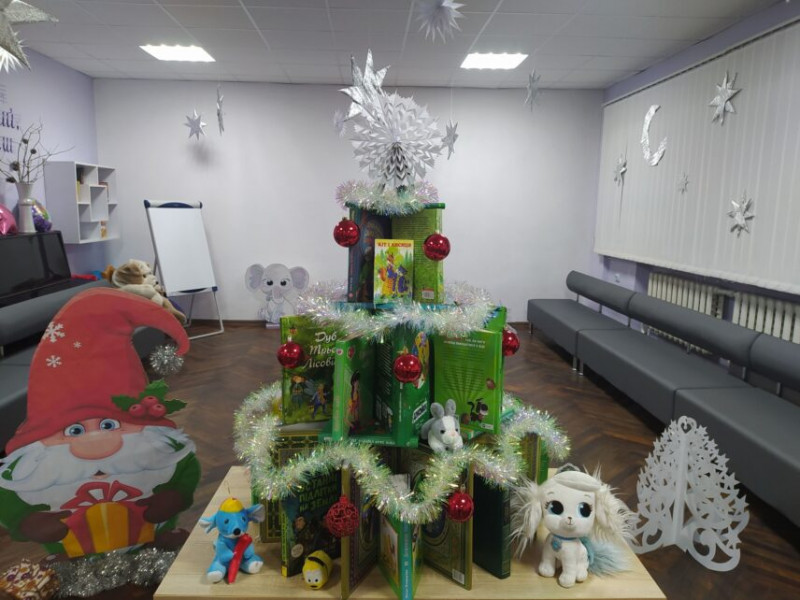 На Чернігівщині зробили ялинку з книжок