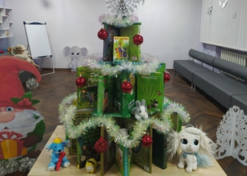 На Чернігівщині зробили ялинку з книжок