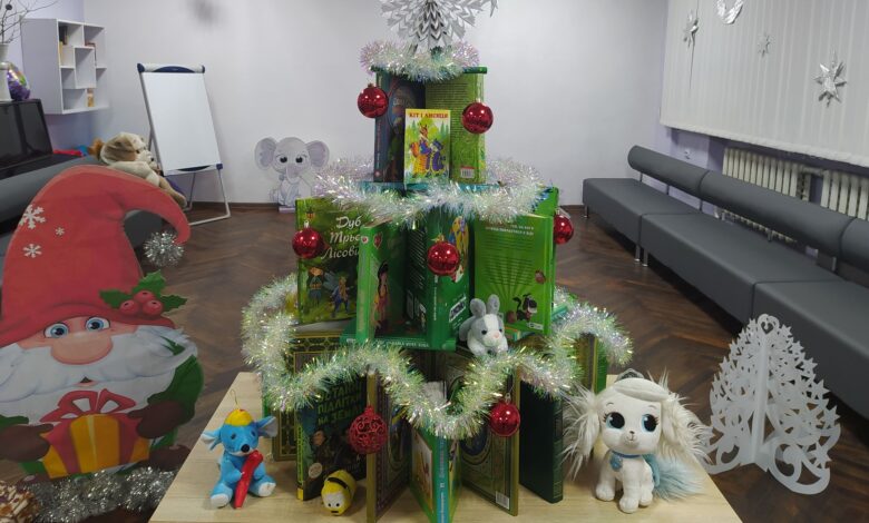 На Чернігівщині зробили ялинку з книжок