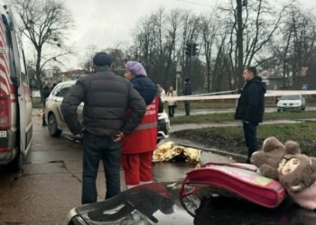 «На місце трагедії люди несуть іграшки та квіти»: прилучани розповіли подробиці ДТП, у якому загинула дитина «На місце трагедії люди несуть іграшки та квіти»: прилучани розповіли подробиці ДТП, у якому загинула дитина