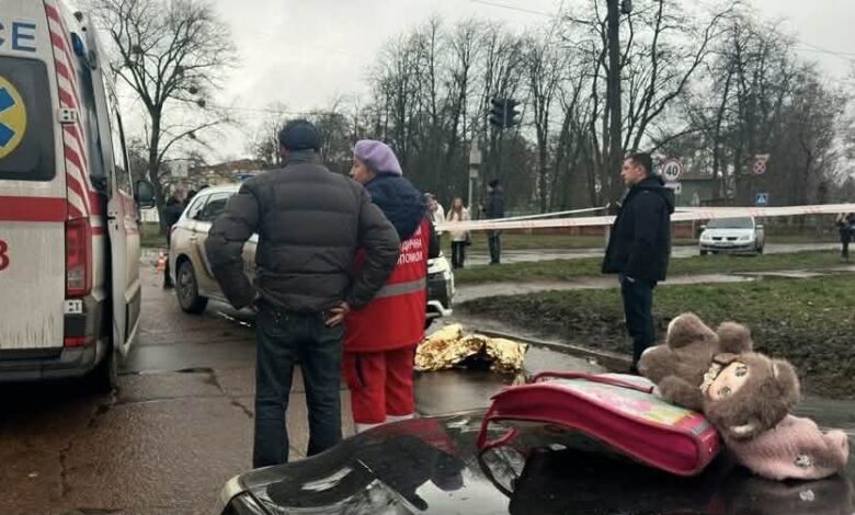 «На місце трагедії люди несуть іграшки та квіти»: прилучани розповіли подробиці ДТП, у якому загинула дитина