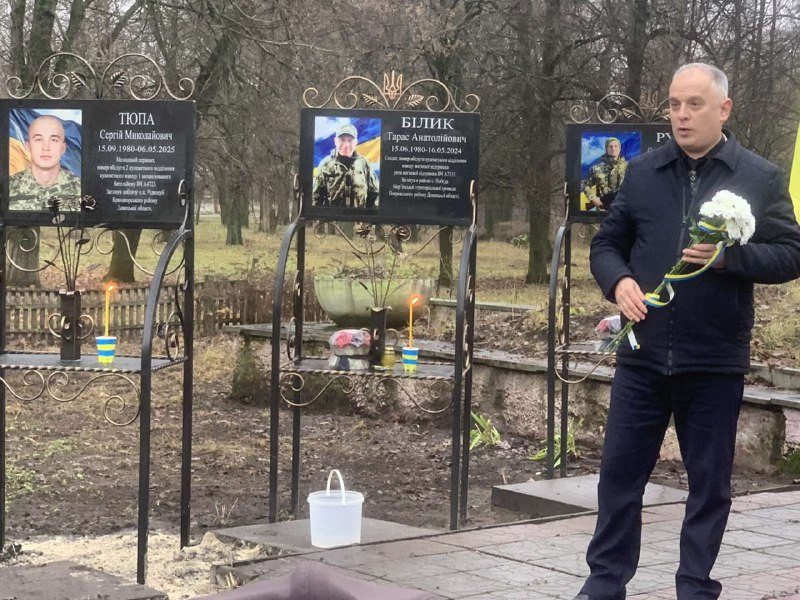 Назбирали грошей на меморіал воїну: у селі на Чернігівщині встановили пам’ятний знак загиблому захиснику (Фото)