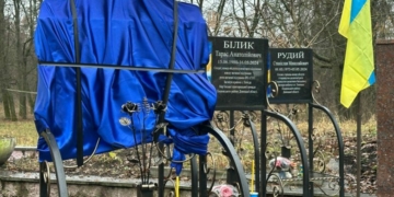 Назбирали грошей на меморіал воїну: у селі на Чернігівщині встановили пам’ятний знак загиблому захиснику (Фото)