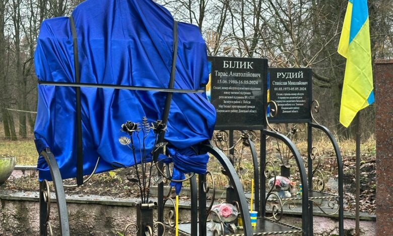 Назбирали грошей на меморіал воїну: у селі на Чернігівщині встановили пам’ятний знак загиблому захиснику (Фото)