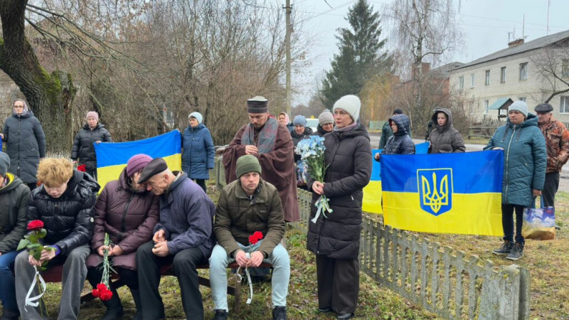 Назбирали грошей на меморіал воїну: у селі на Чернігівщині встановили пам’ятний знак загиблому захиснику (Фото)