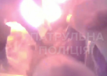 Патрульні показали перші хвилини після прильоту по п’ятиповерхівці у Чернігові (Відео)