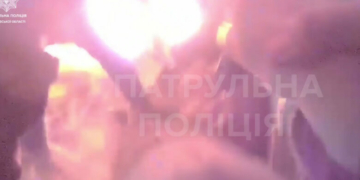 Патрульні показали перші хвилини після прильоту по п’ятиповерхівці у Чернігові (Відео)
