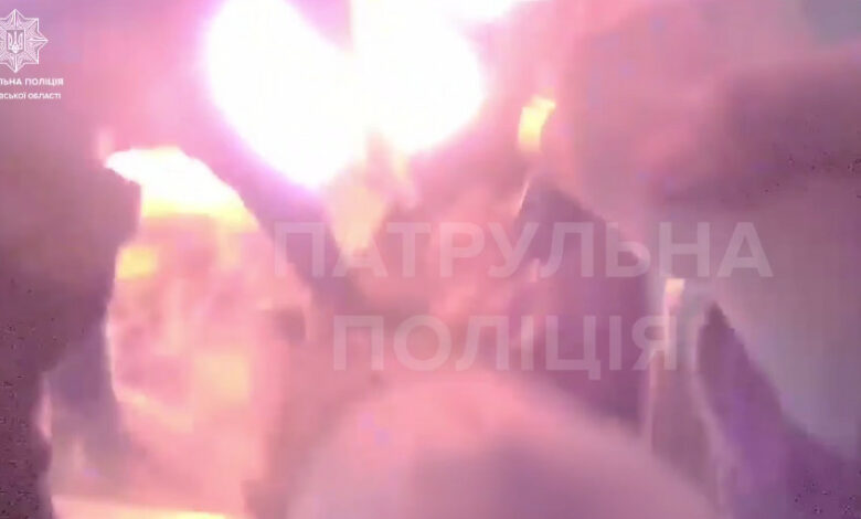 Патрульні показали перші хвилини після прильоту по п’ятиповерхівці у Чернігові (Відео)