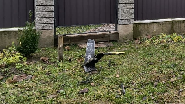 Поблизу Чернігова впав безпілотник: пошкоджено приватний будинок (Фотофакт)