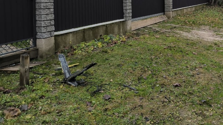 Поблизу Чернігова впав безпілотник: пошкоджено приватний будинок (Фотофакт)