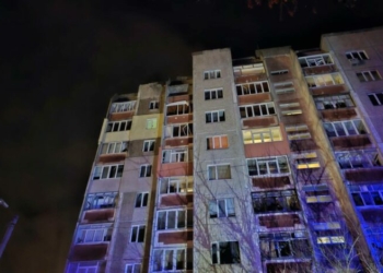 Попередньо постраждалих немає: подробиці влучання російського безпілотника по девʼятиповерхівці у Чернігові (Фото)