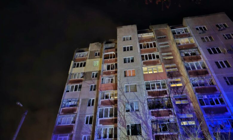 Попередньо постраждалих немає: подробиці влучання російського безпілотника по девʼятиповерхівці у Чернігові (Фото)