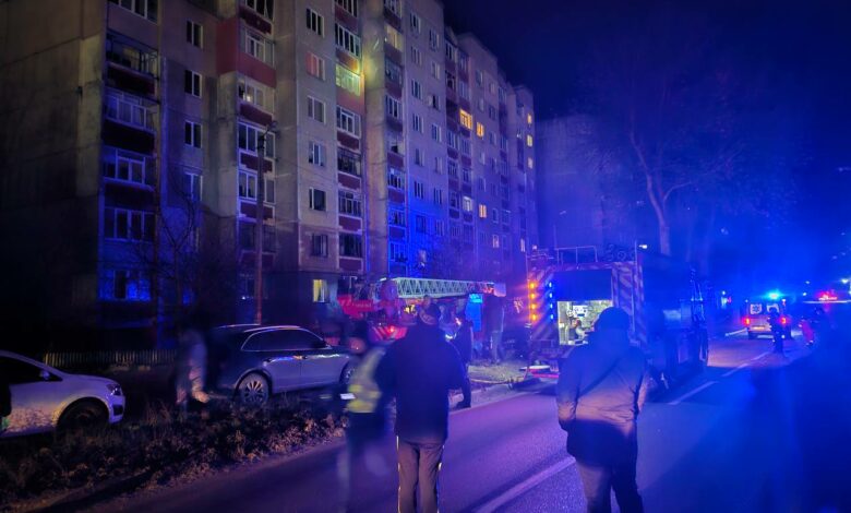 Попередньо постраждалих немає: подробиці влучання російського безпілотника по девʼятиповерхівці у Чернігові (Фото)