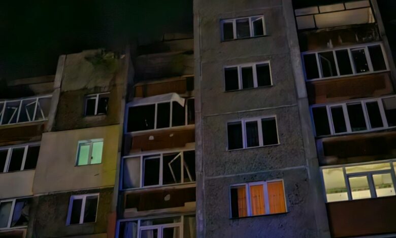 Попередньо постраждалих немає: подробиці влучання російського безпілотника по девʼятиповерхівці у Чернігові (Фото)