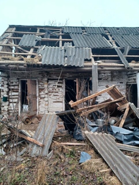 Пошкоджені будинки: ворог обстріляв село на Чернігівщині (Фото)