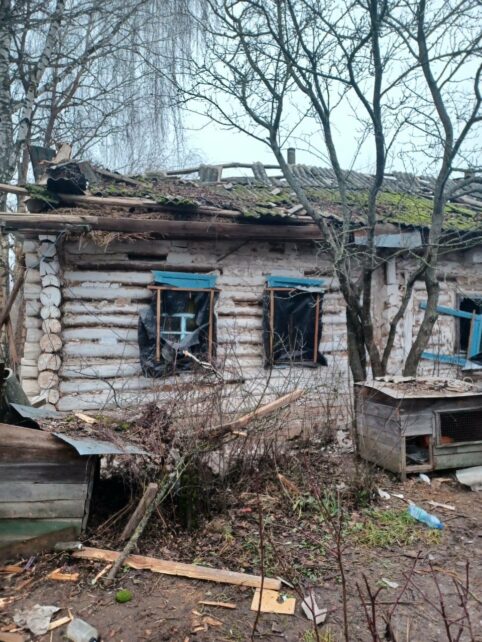 Пошкоджені будинки: ворог обстріляв село на Чернігівщині (Фото)