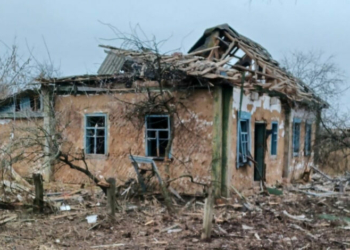 Пошкоджені будинки: ворог обстріляв село на Чернігівщині (Фото) Пошкоджені будинки: ворог обстріляв село на Чернігівщині (Фото)