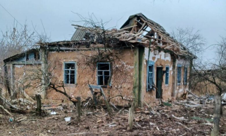 Пошкоджені будинки: ворог обстріляв село на Чернігівщині (Фото)