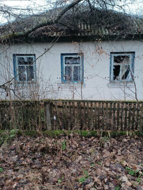 Пошкоджені будинки: ворог обстріляв село на Чернігівщині (Фото)