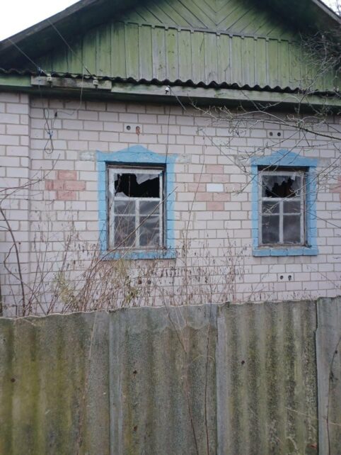 Пошкоджені будинки: ворог обстріляв село на Чернігівщині (Фото)