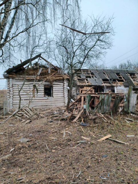Пошкоджені будинки: ворог обстріляв село на Чернігівщині (Фото)
