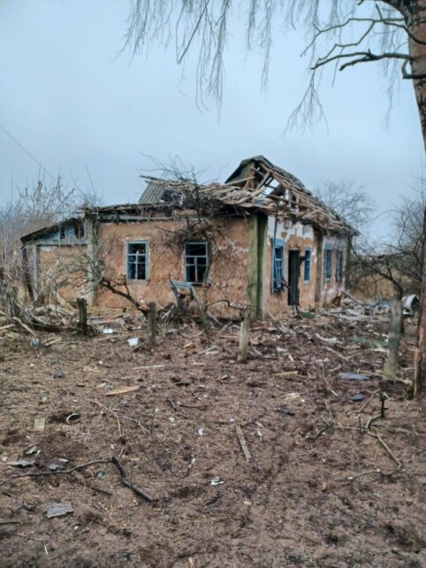 Пошкоджені будинки: ворог обстріляв село на Чернігівщині (Фото)