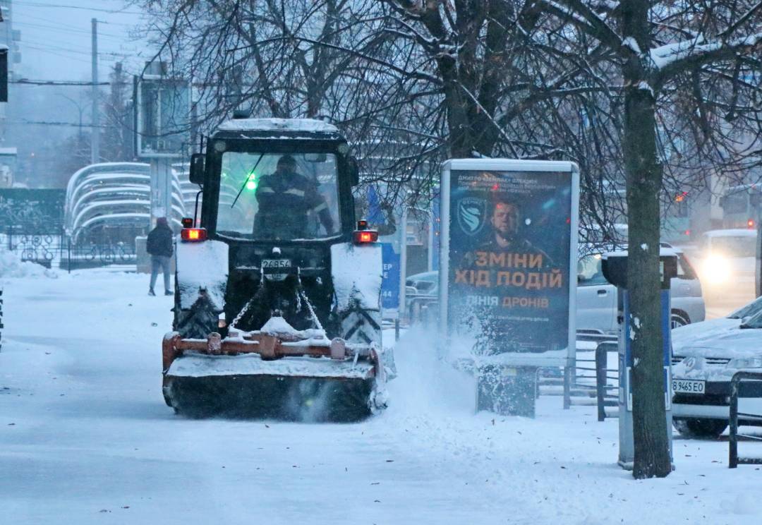 Прибирання снігу у Чернігові: робота комунальних служб