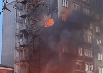 Рашисти поцілили у багатоповерхівку у Чернігові (Фотофакт)