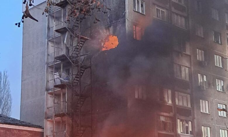 Рашисти поцілили у багатоповерхівку у Чернігові (Фотофакт)