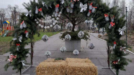 Святковий автомобіль і арка: у громаді на Чернігівщині облаштували душевні новорічні локації