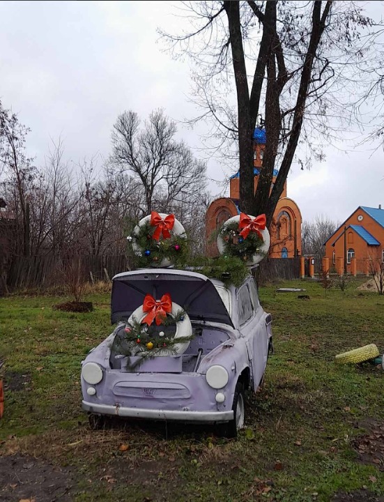Святковий автомобіль і арка: у громаді на Чернігівщині облаштували душевні новорічні локації