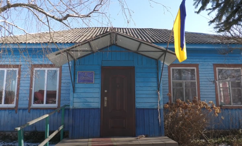 Топлять грубки, лаються за виплати на дрова й оформлюють тисячу Зеленського: реалії села на Чернігівщині (Фото)