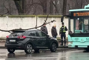 У Чернігові автівка в’їхала в тролейбус (Фотофакт) У Чернігові автівка в’їхала в тролейбус (Фотофакт)