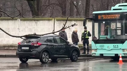 У Чернігові автівка в’їхала в тролейбус (Фотофакт)