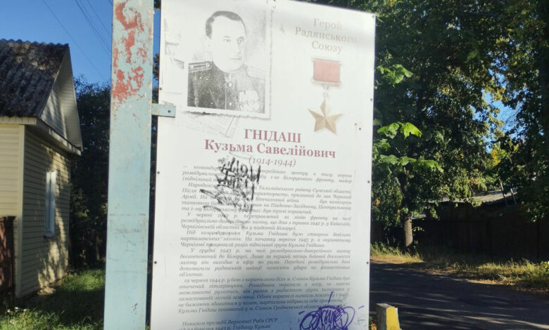 У Чернігові нарешті знесли стенд із георгіївською стрічкою (Фото)