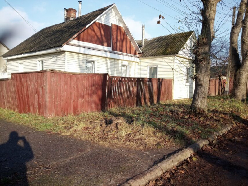 У Чернігові нарешті знесли стенд із георгіївською стрічкою (Фото)